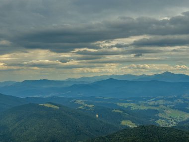 Güneşli Karpat tepeleri: yeşil vadiler ve kristal berrak gökyüzü.