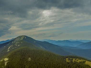 Güneşli Karpat tepeleri: yeşil vadiler ve kristal berrak gökyüzü.