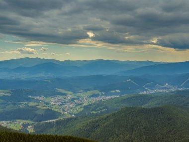 Güneşli Karpat tepeleri: yeşil vadiler ve kristal berrak gökyüzü.