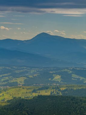 Güneşli Karpat tepeleri: yeşil vadiler ve kristal berrak gökyüzü.