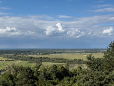 Dramatik bulutlu gökyüzünün altındaki köyün tepe manzarası. Yağmurdan önce kırsal köy manzarası