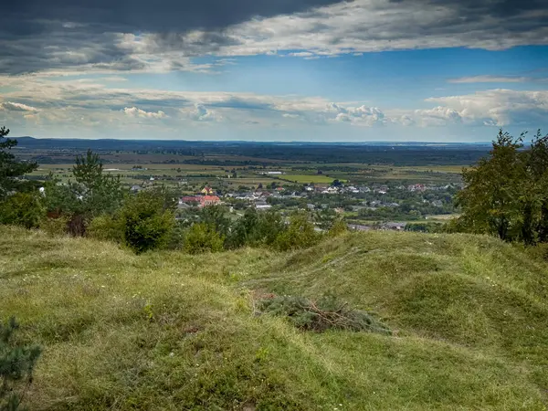 Dramatik bulutlu gökyüzünün altındaki köyün tepe manzarası. Yağmurdan önce kırsal köy manzarası