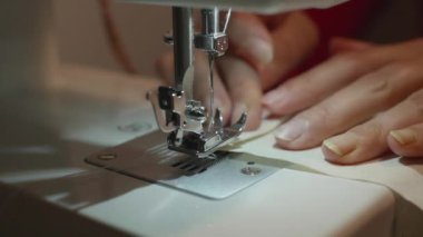 Kadın dikiş makinesinde çalışıyor..
