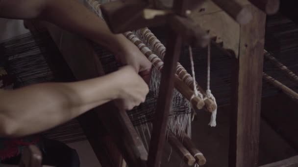 Vrouw Draden Van Een Oude Weefgetouw Machine Aan — Stockvideo