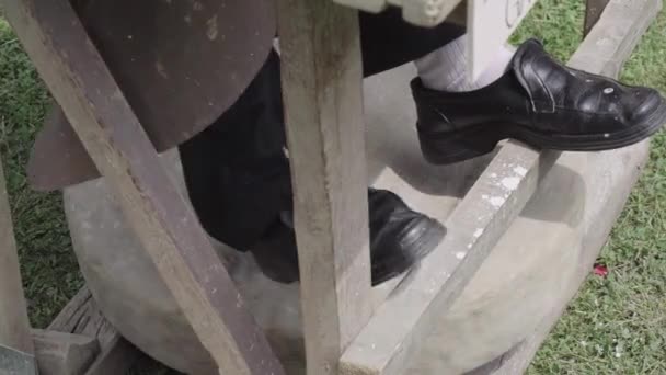 Oleiro Velho Está Girando Roda Pedra Para Trabalhar Objetos Cerâmica — Vídeo de Stock