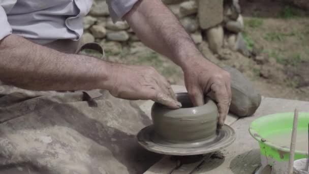 Potter Een Schaal Aan Het Modelleren Met Behulp Van Traditionele — Stockvideo