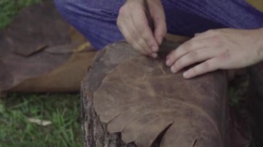 Tanner Master geleneksel teknikte ayakkabı için deri tasarımı yapar.