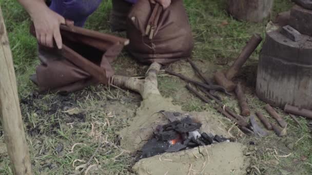 Homme Utilise Des Soufflets Anciens Pour Une Forge — Video