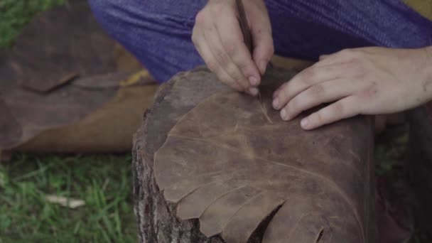 Tanner Master Vyrábí Kožený Design Pro Boty Tradiční Techniku — Stock video