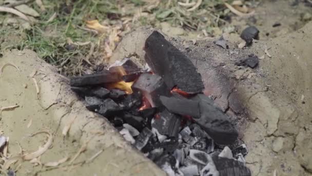 Oude Smederij Met Brandende Kolen Kleine Vlammen — Stockvideo