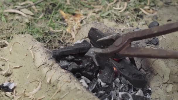 燃煤锻造中的旧铁工 — 图库视频影像