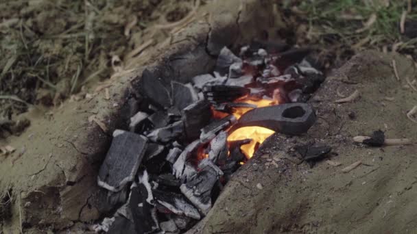 Kleine Oude Smederij Met Vlammen Kolen — Stockvideo