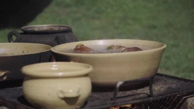 Yiyecek hazırlığı odun ateşi ve seramik kaplarda.