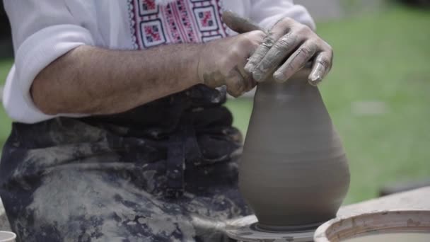 ポッターはピッチャーのための粘土を形成しています ロイヤリティフリーのストック動画