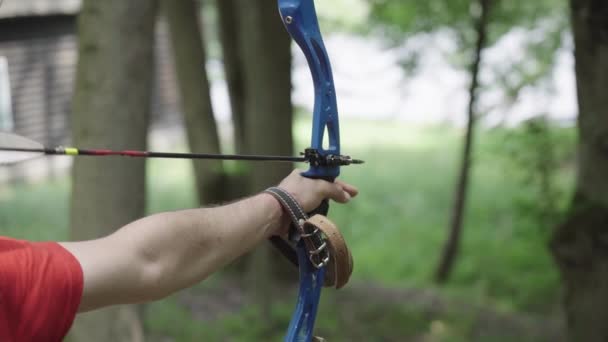 Archer Menembakkan Panah Olahraga — Stok Video