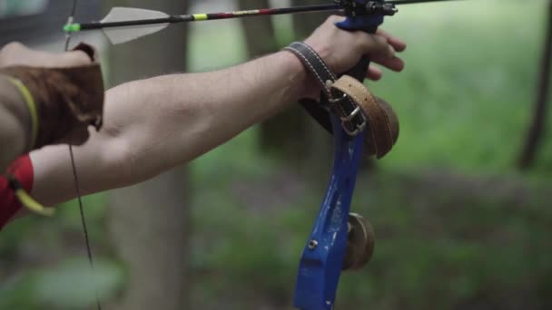 Deporte Arquero Prepara Para Disparar Flecha Objetivo — Vídeo de stock