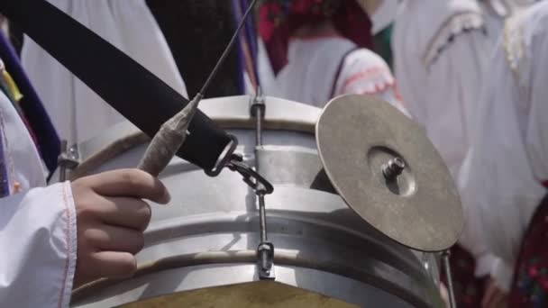 남자는 전통적인 루마니아 드럼을 사용하여 리듬을 치고있다 — 비디오