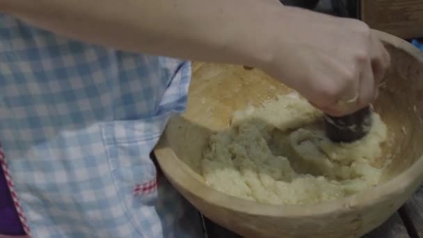 Mujer Está Preparando Poco Salsa Ajo Con Utensilios Madera Vídeo De Stock