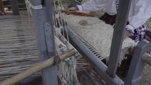 Anciana Está Trabajando Antiguo Telar Madera — Vídeos de Stock