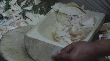 Adam ekmek pişirmek için büyük bir kase oyuyor..