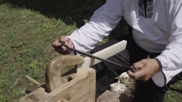 カーペンターベンチのルーマニアの大工の木工仕事 動画クリップ