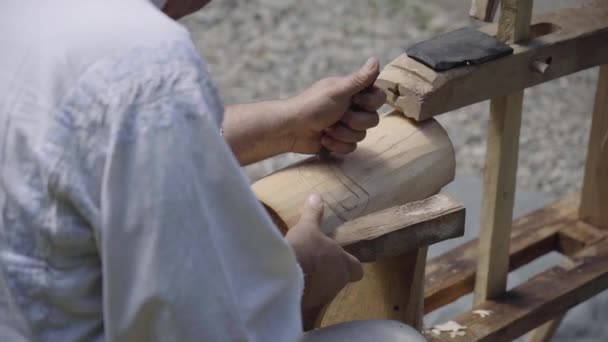 カーペントリーベンチに取り組む木彫カーペンター — ストック動画