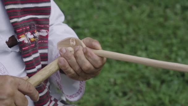 Mens Snijdt Een Houten Lepel Volgens Oude Traditionele Techniek — Stockvideo