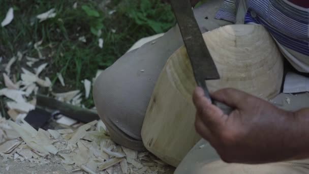 Stary Nóż Rzeźbiarski Używany Przez Starego Tradycyjnego Stolarza — Wideo stockowe