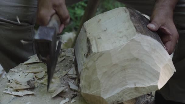 Mann Benutzt Ein Altes Holzschnitzbeil — Stockvideo