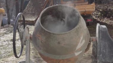 İşçi beton karıştırıcıyı besliyor..