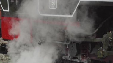 Eski bir buhar lokomotifinin görüntüsü.