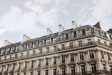 Paris 'teki klasik taş bina.