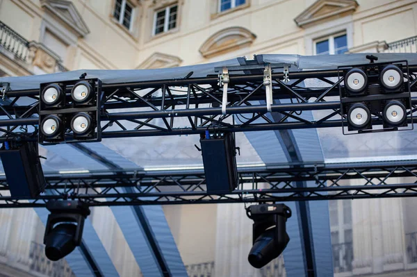 Light control on an outdoor stage