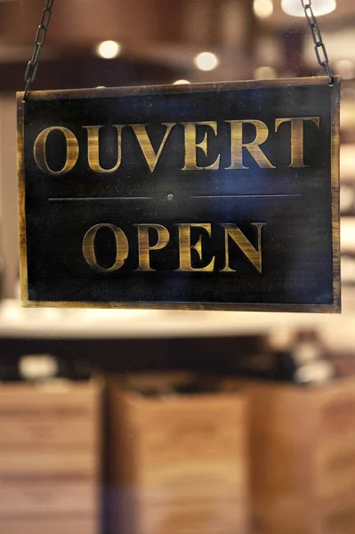 Ανοικτή Πινακίδα Στην Πόρτα Του Οινοποιείου — Φωτογραφία Αρχείου