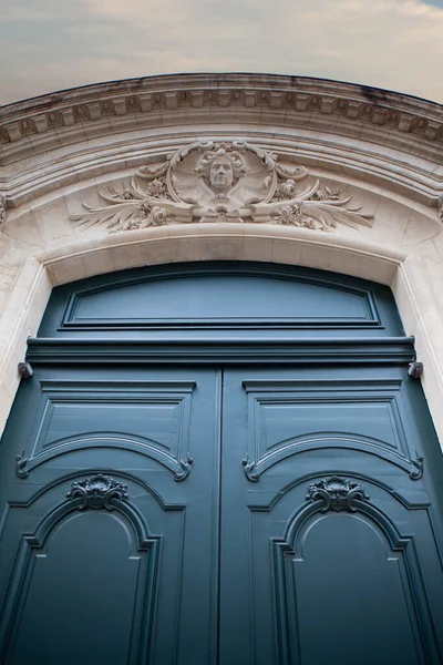 Monumentální Modré Dřevěné Dveře Kamenná Fasáda — Stock fotografie