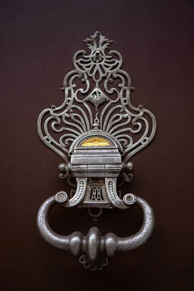 Παλιά Μεταλλικά Ρόπτρο Ξύλινη Πόρτα — Φωτογραφία Αρχείου
