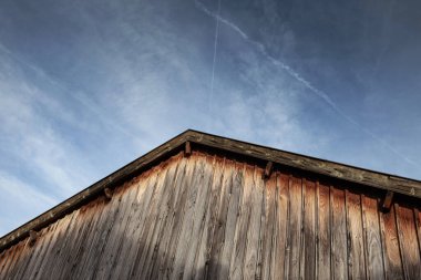 Ahşap depo ve arkada mavi gökyüzü.