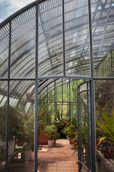 法国公园的老式玻璃屋顶 — 图库照片