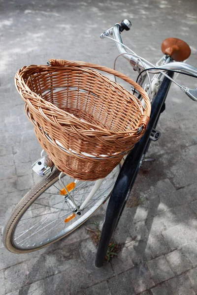 Cesta Vime Uma Bicicleta — Fotografia de Stock
