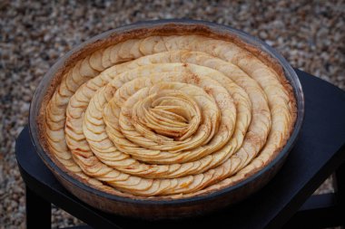 Elmalı turta siyah ahşap masada.