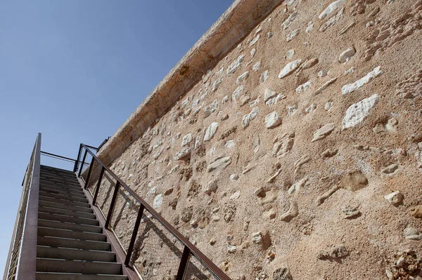 Escadaria Moderna Contra Uma Antiga Parede Pedra — Fotografia de Stock