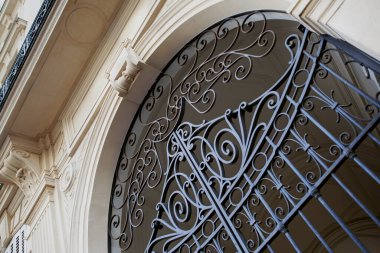 Paris cephesine demir kapı döşemiş.