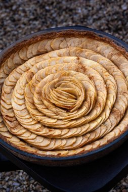 Küçük bir masada elmalı turta.