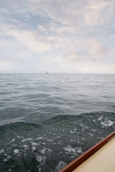 Einsames Boot Der Ferne Auf Rauer See Frankreich — Stockfoto