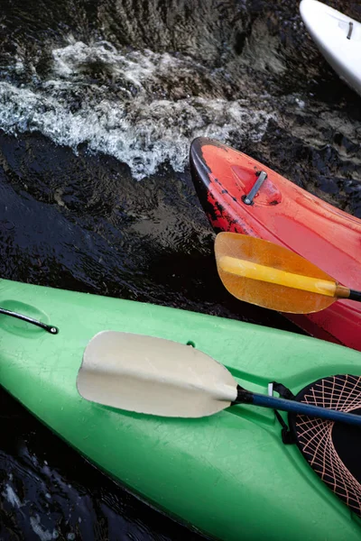 Kayaks Multicolores Sur Une Eau Agitée — Photo