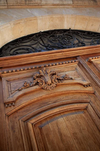 Detail Klasických Dřevěných Dveří — Stock fotografie