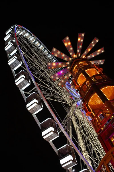 Riesenrad Und Leuchtendes Minarett Auf Der Kirmes — Stockfoto