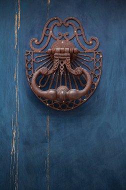 Bir malikanenin ön cephesinde paslı kapı tokmağı.