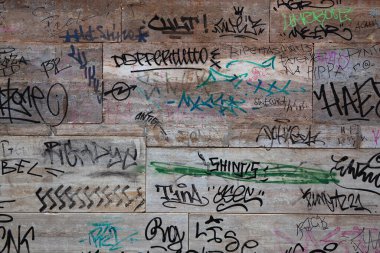 Bir evin duvarına etiket ve grafiti asılmış.