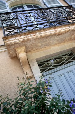 Klasik bir Fransız malikanesinin cephesi